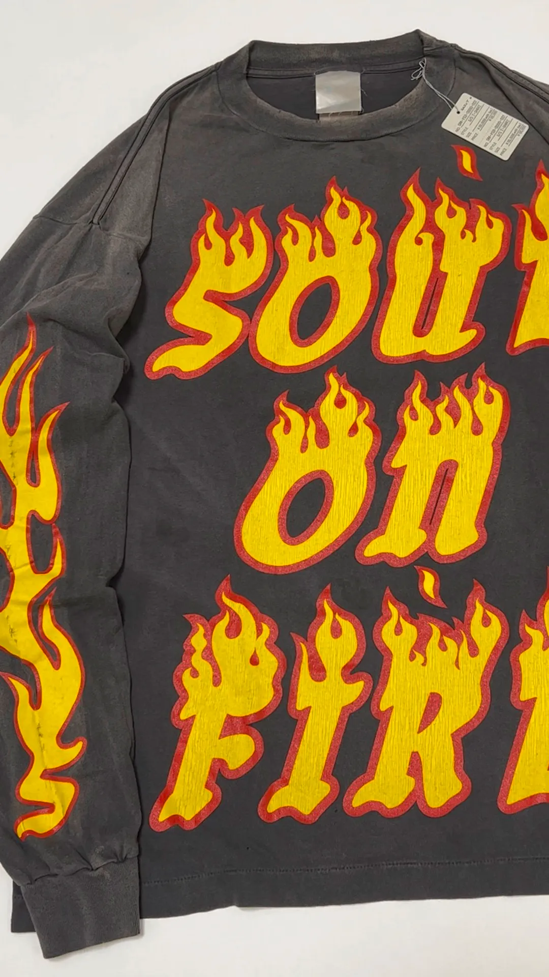 SAINT Mxxxxxx LS TEE/SOUL ON FIRE/BLK Soul flame/flame long sleeves, washed black S-XL, look for cylindrical fabrics with no side seams, don’t buy open ones anymore, boring Assute ready-made garments dyed, sprayed the whole thing with horse-hair spray, and then sprayed again to fade the color, the collar and cuffs are frayed, many places are torn, super large printing position, very difficult to print, complete accessories, with little angel anti-counterfeiting label